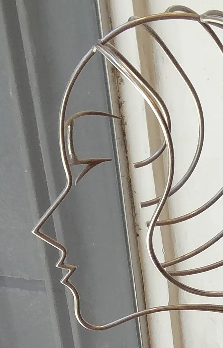 escultura antigua de perfil femenino con detalles finos