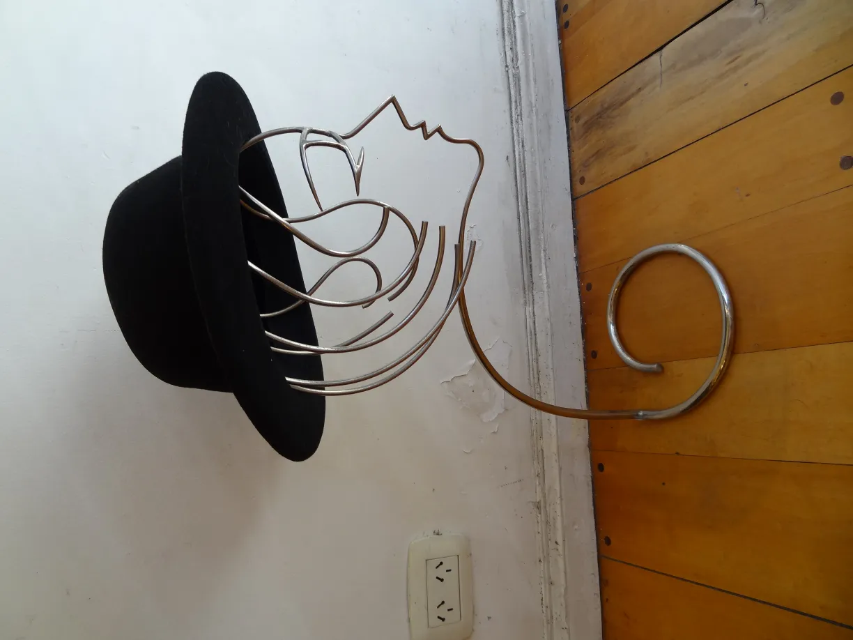 escultura antigua que representa un sombrero elegante, con un diseño creativo en un entorno clásico