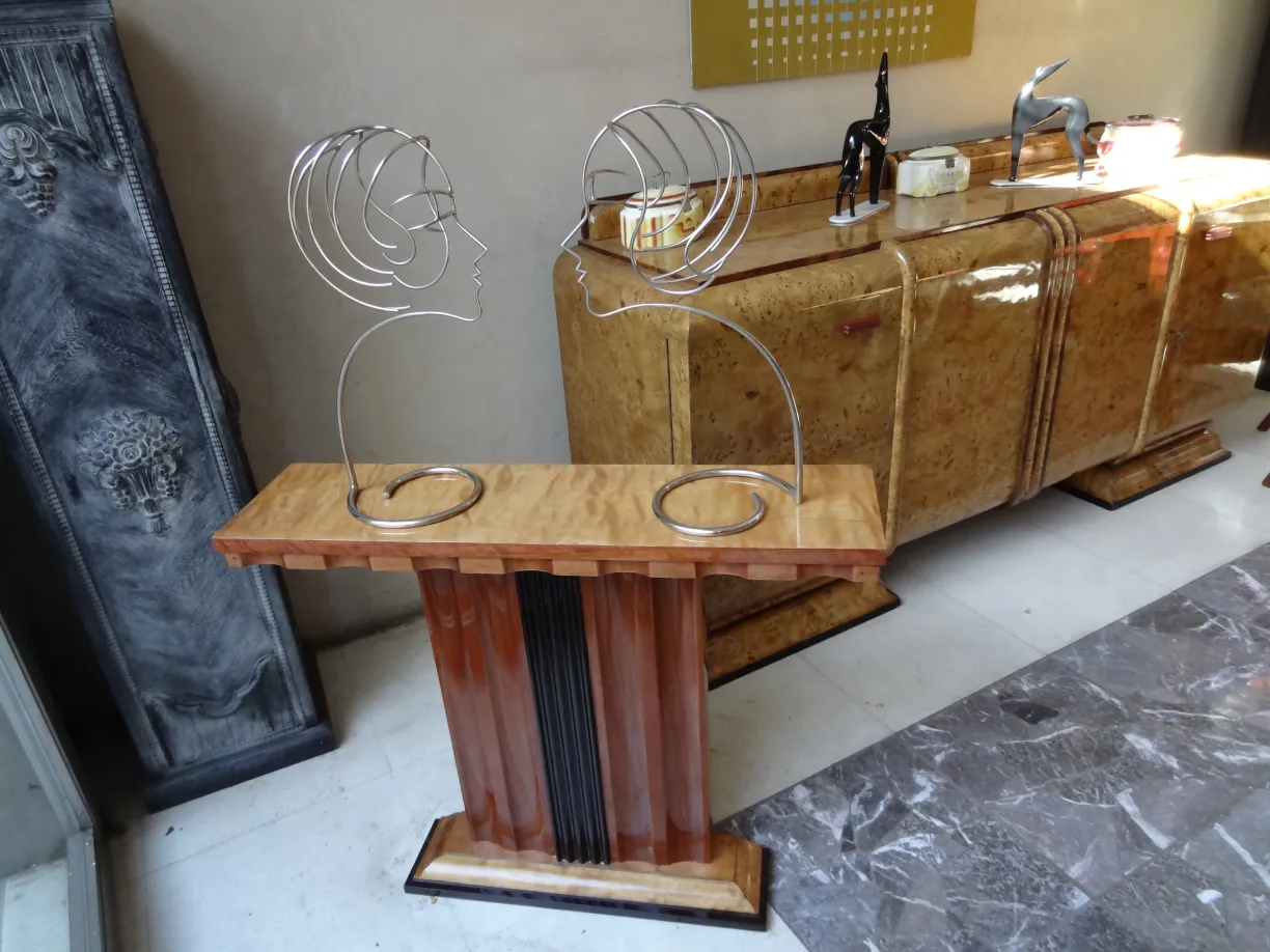 escultura con dos rostros en un soporte elegante