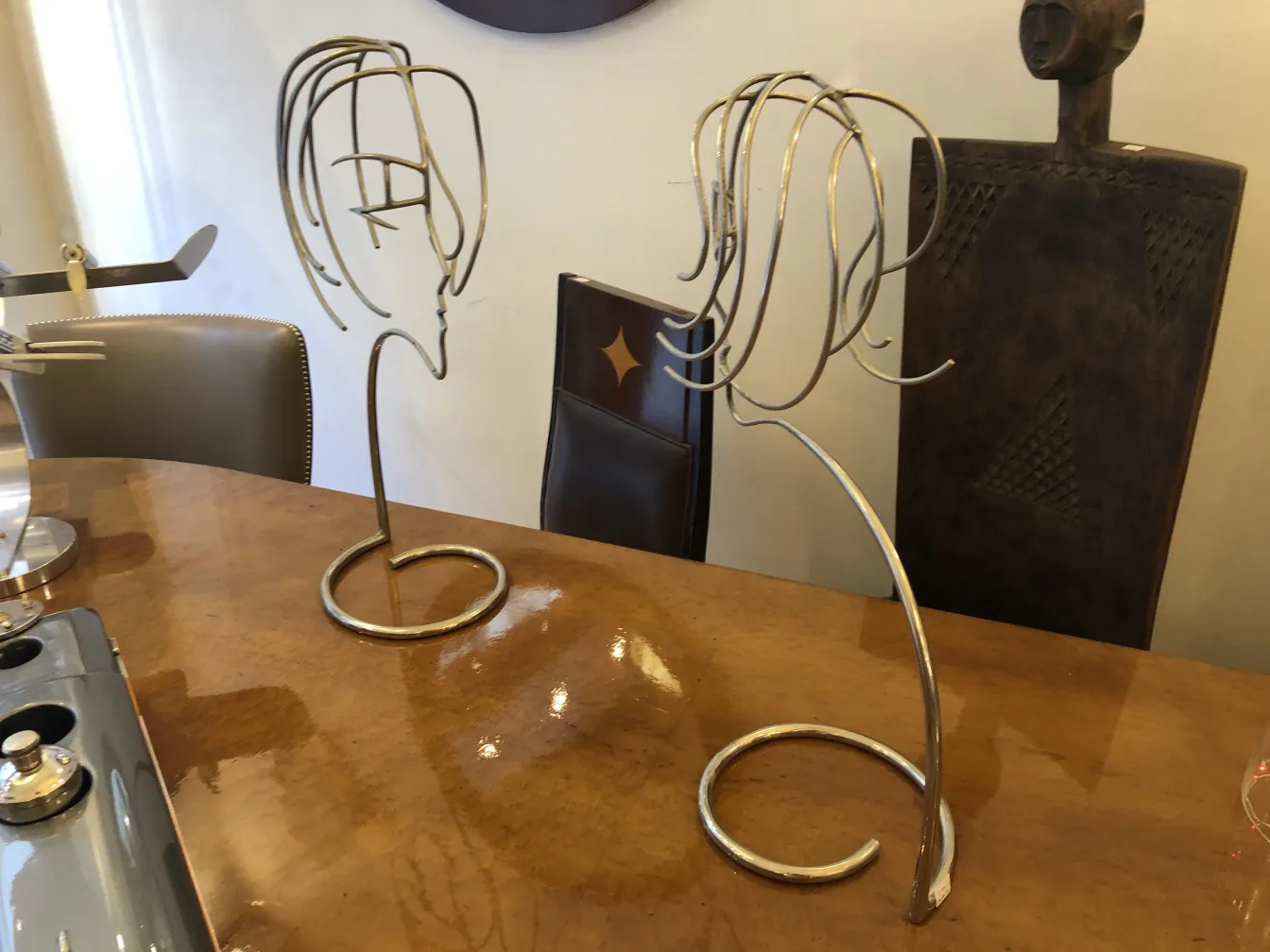 esculturas abstratas em uma mesa de madeira, ambiente elegante