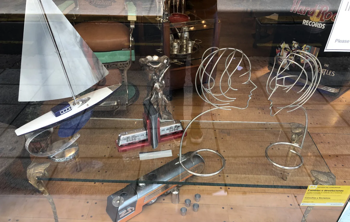 带有抽象形状的古代雕塑，周围是古董环境