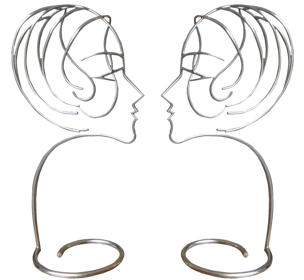 escultura antigua de dos caras en perfil con diseño minimalista