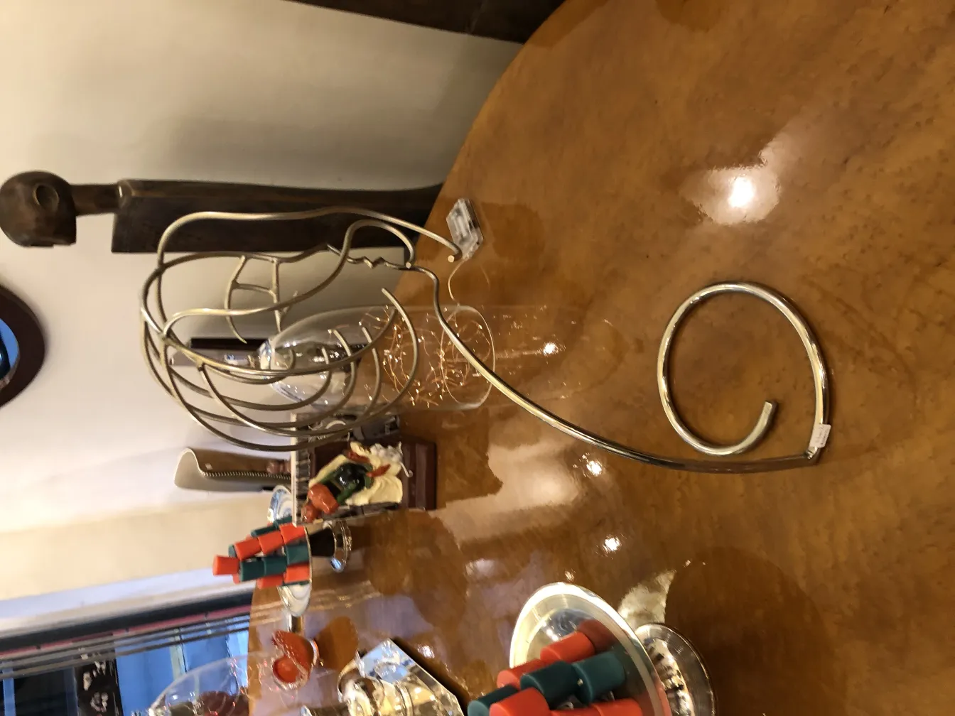 تمثال قديم زخرفي بشكل حلزوني في بيئة أنيقة