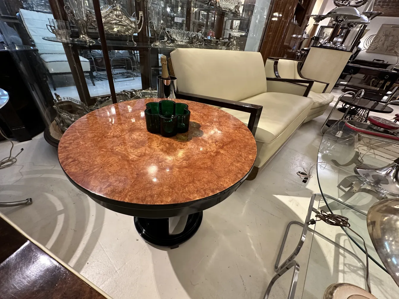 antiker blumentopf mit grüner dekoration auf dem tisch