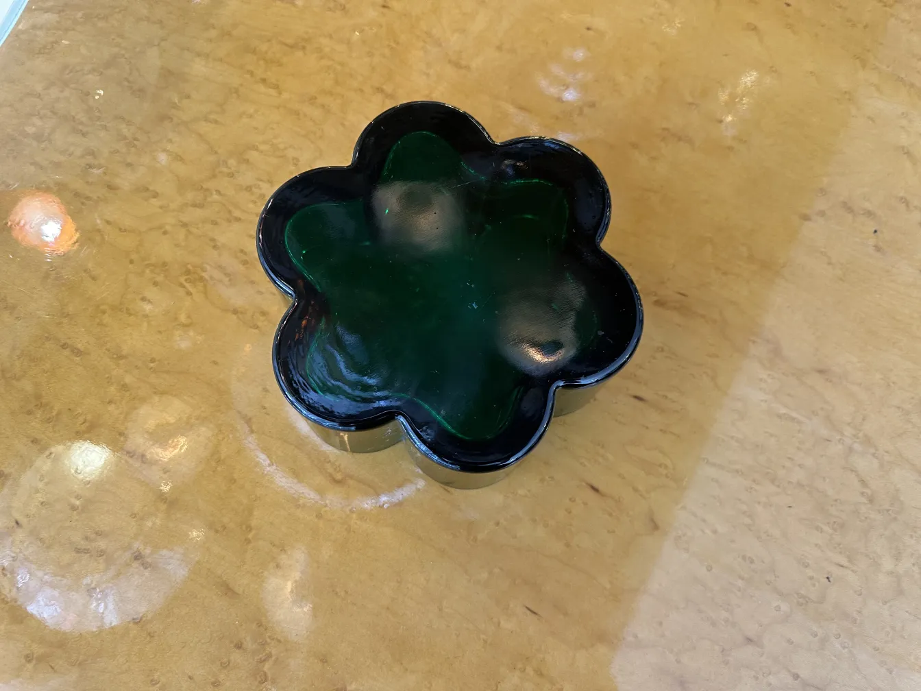 古董花卉中心装饰品在桌子上