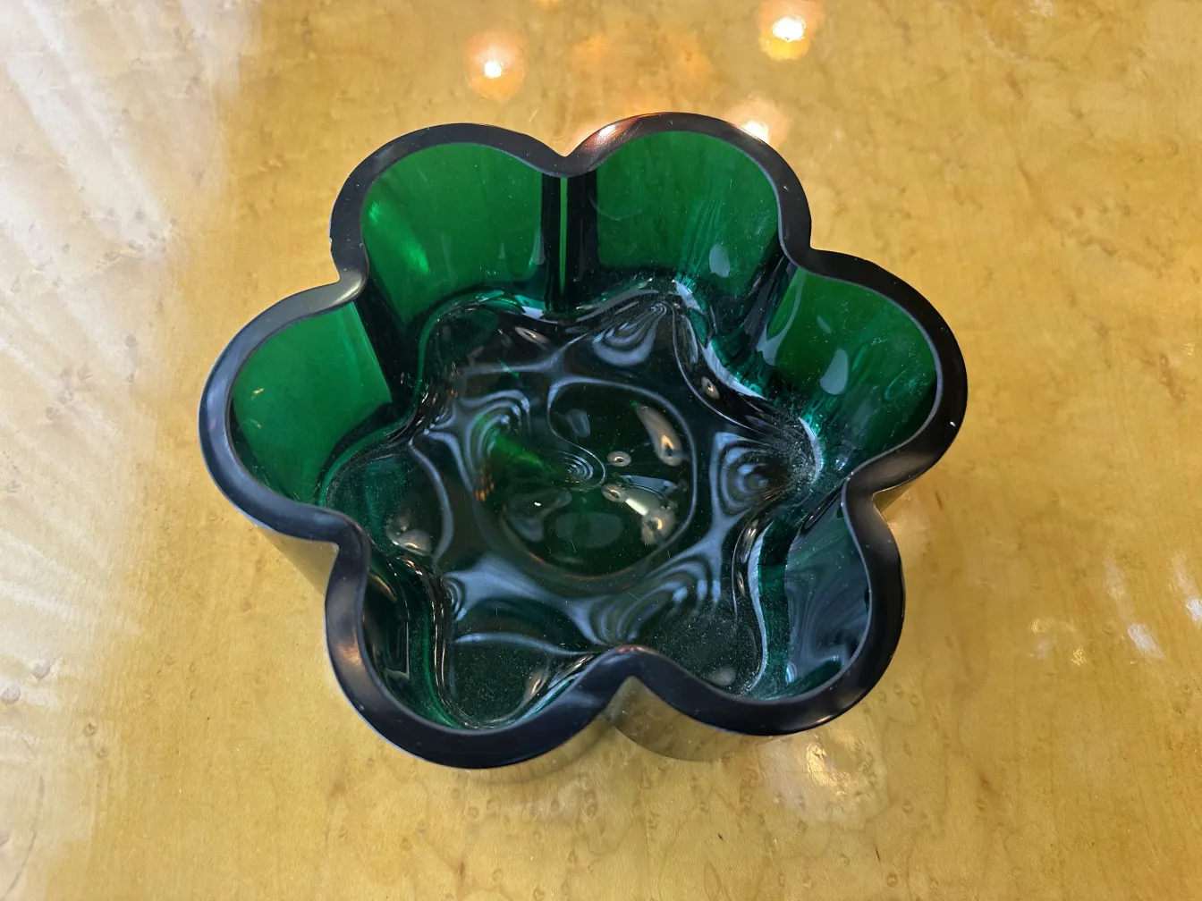 antik blumentopf in blütenform in grün