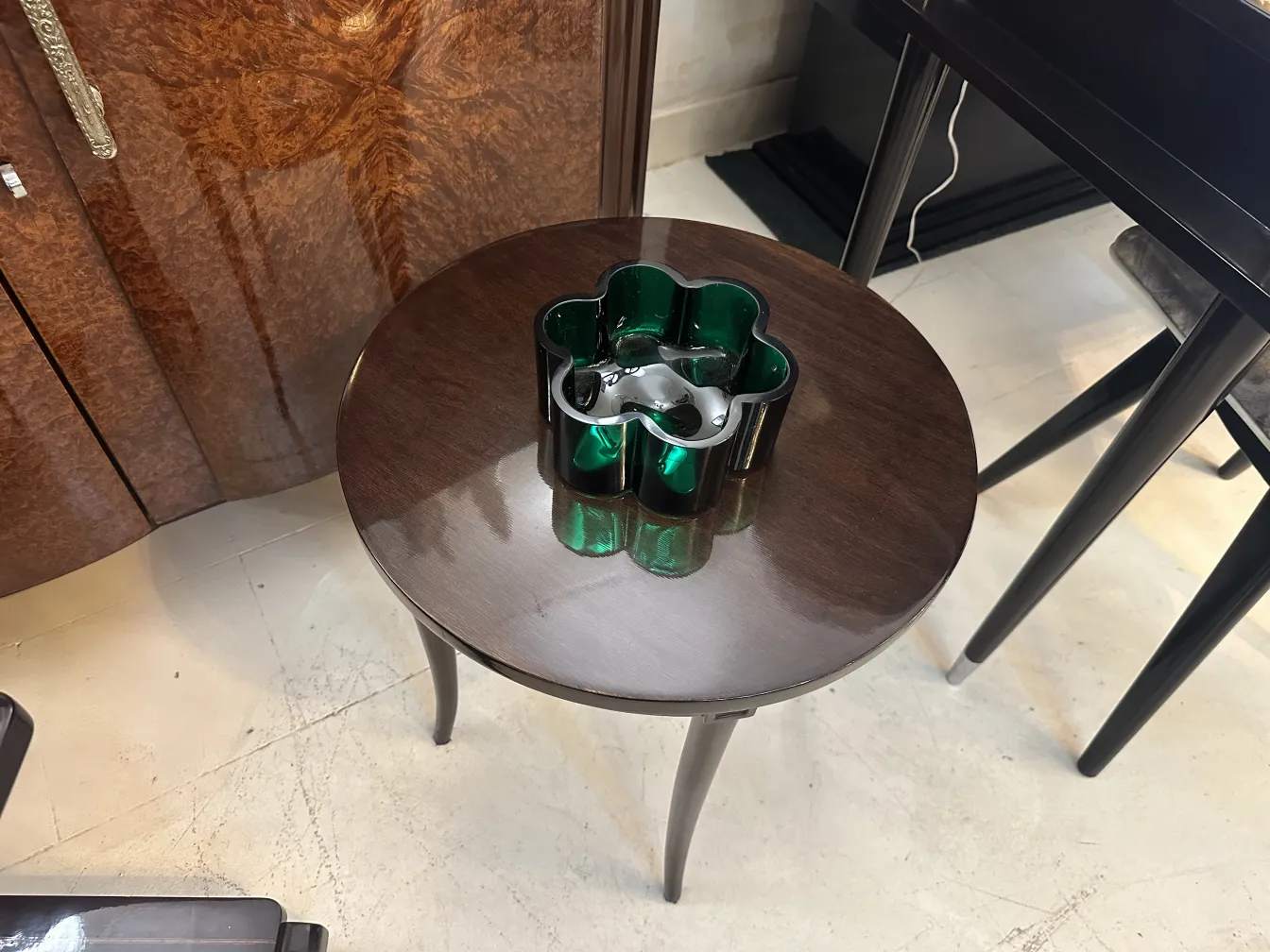 antiker dekorativer blumentopf auf einem Tisch