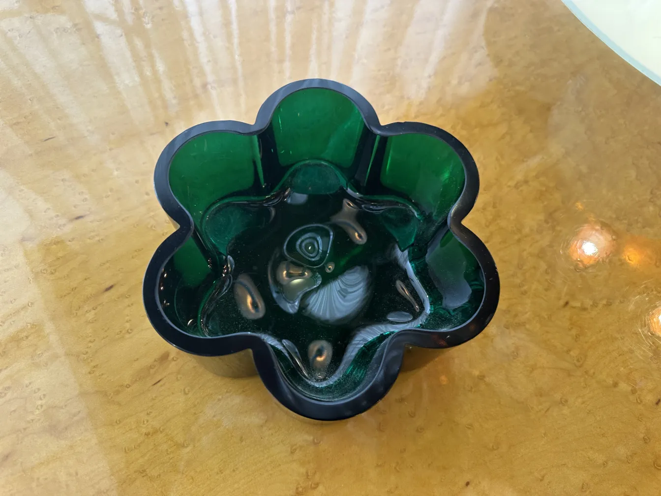 centrotavola antico a forma di fiore verde su tavolo