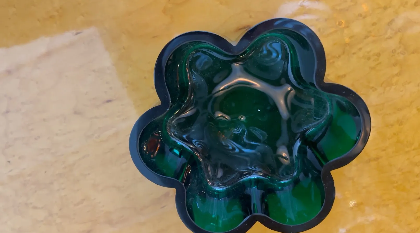 centrotavola antico in forma di fiore verde scuro