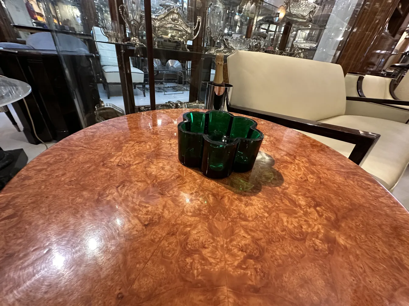 광택이 나는 나무 테이블 위의 고대 중앙부 장식