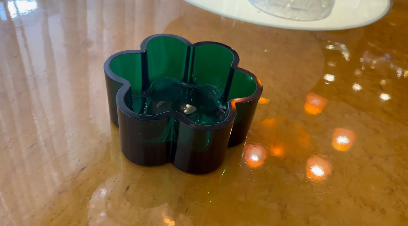 古い花のセンターピース、柔らかい光