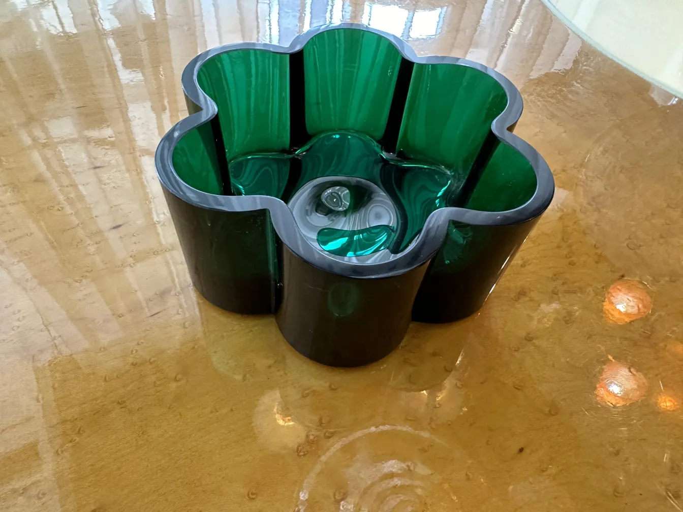 centrotavola antico verde a forma di fiore su tavolo