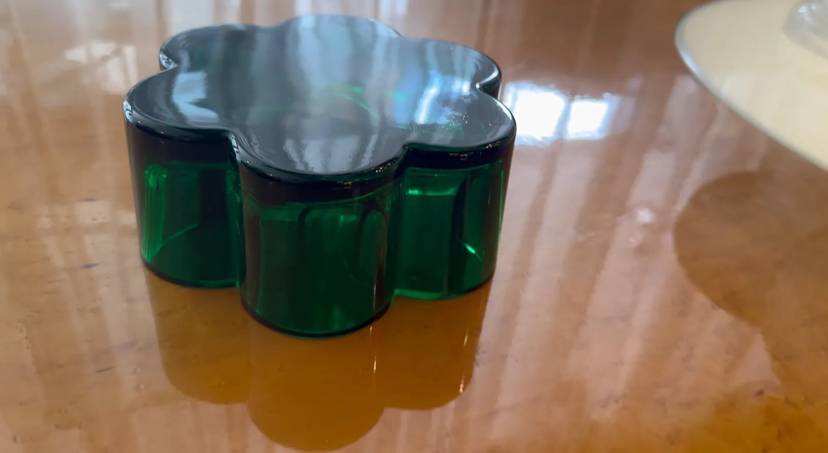 centro de mesa antigo verde em forma de flor, elementos decorativos