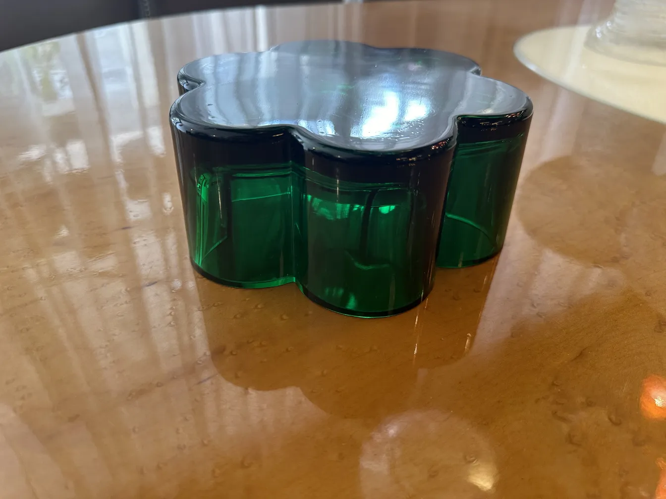 centrotavola antico verde a forma di fiore su tavolo