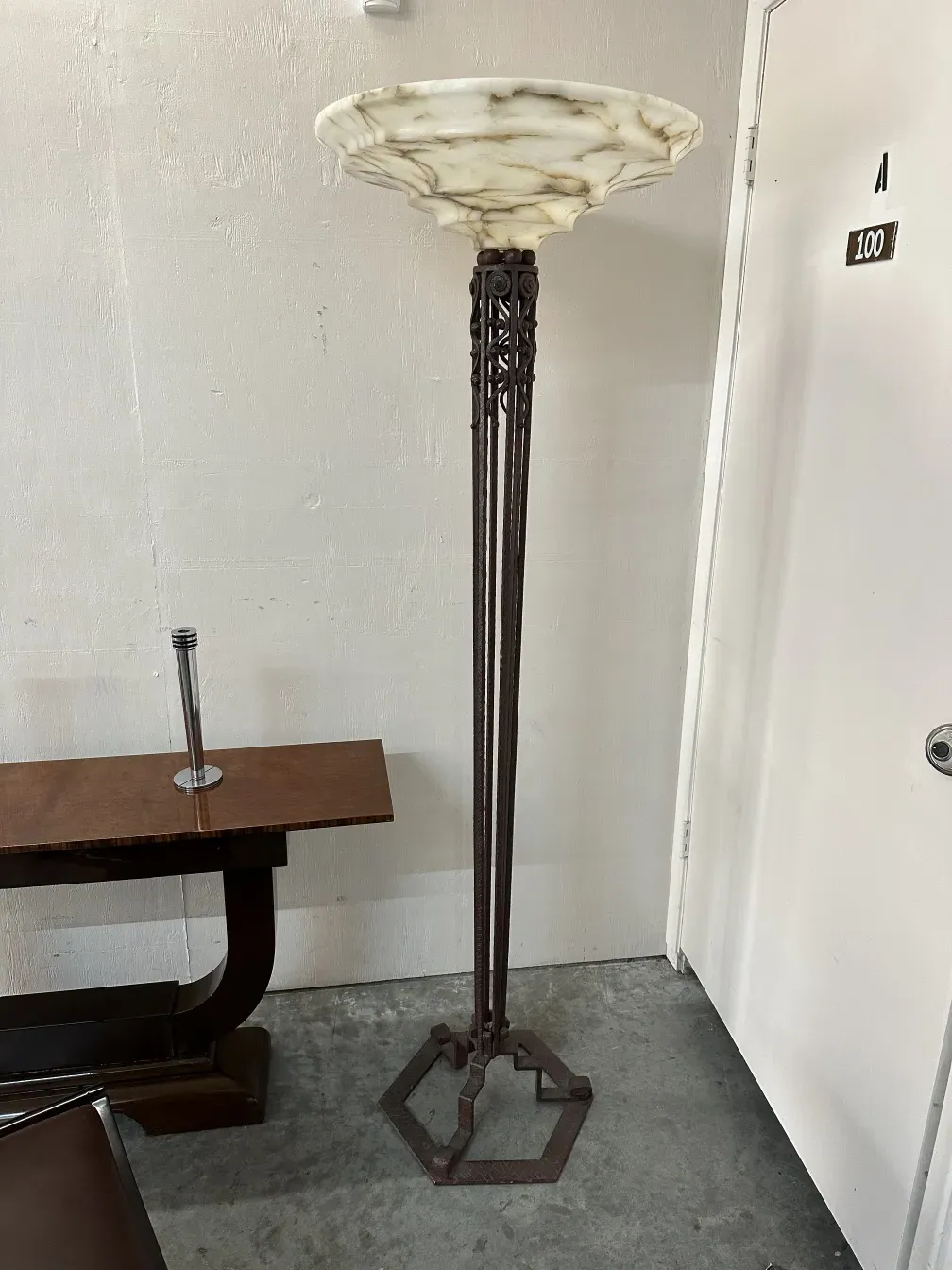 antica console con lampade eleganti