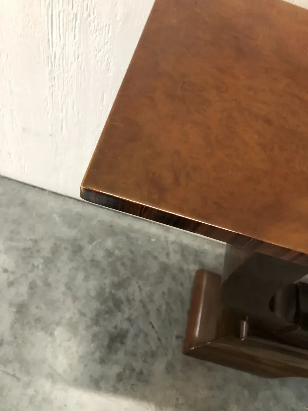 mesa console antiga em um ambiente neutro