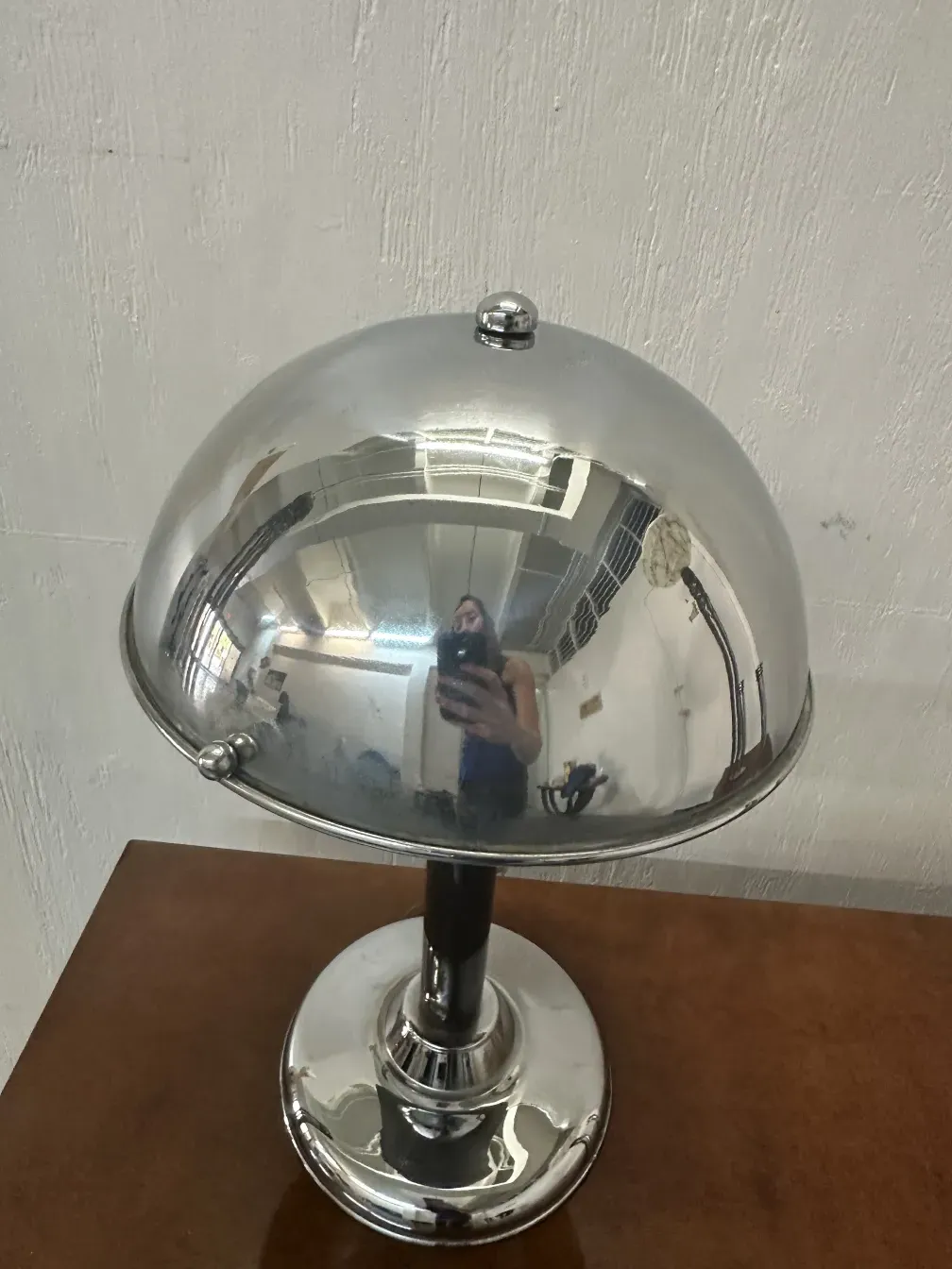 चमकदार प्राचीन कंसोल एक चिकनी सतह पर