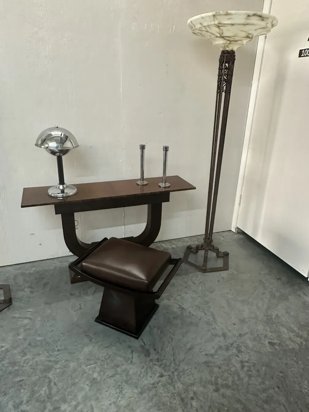 고전적인 콘솔, 램프와 의자를 포함하여