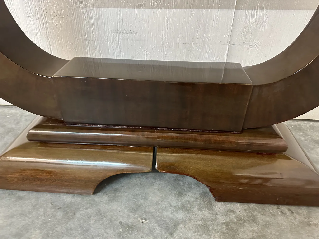 consola antigua de diseño elegante, forma curva, ambiente clásico