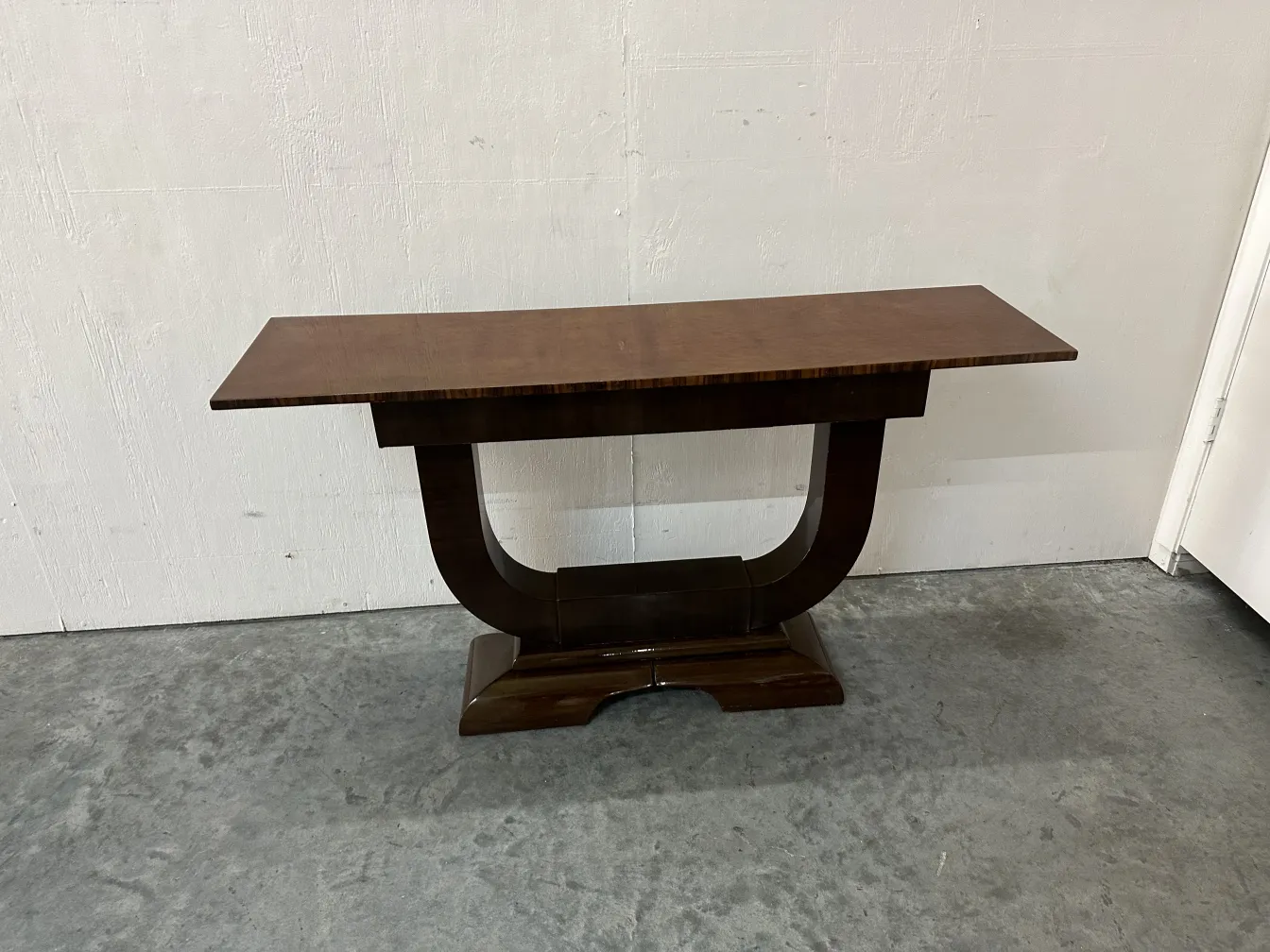 Consola antigua con un diseño elegante y lineas curvadas.