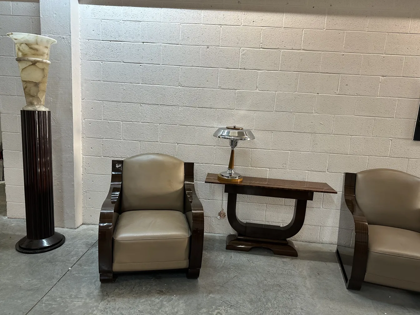 antigua consola con lámpara y sillones en ambiente acogedor