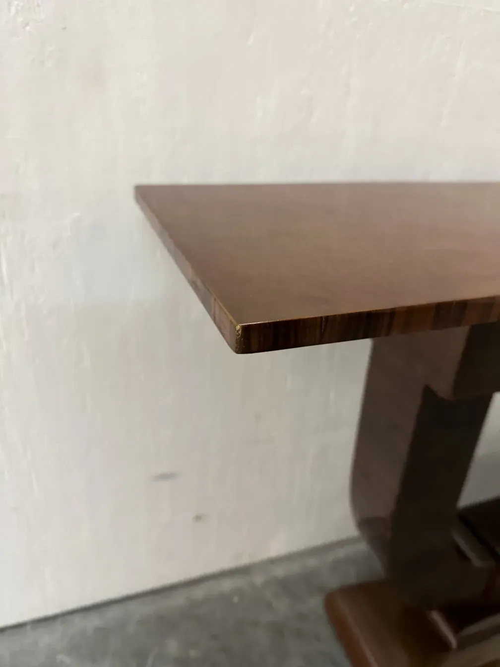 Console ancienne avec un design élégant.