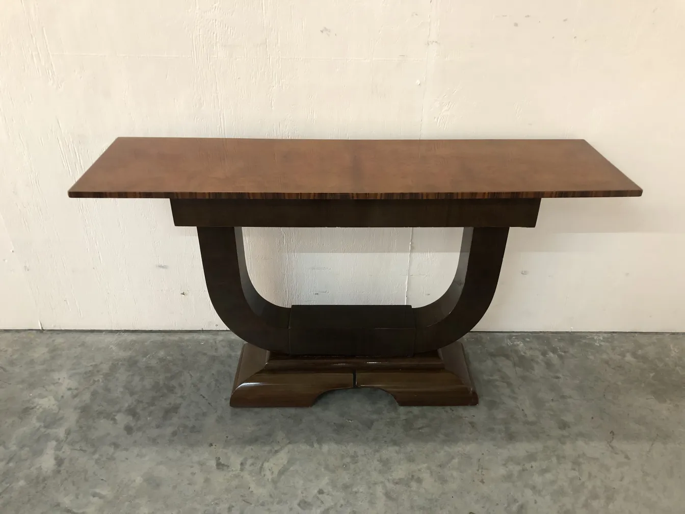 table console ancienne au design unique