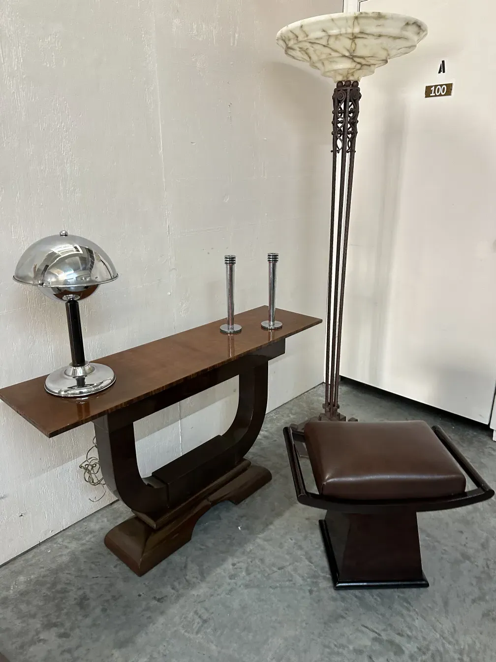 antiga consola com pedestal e lâmpada decorativa