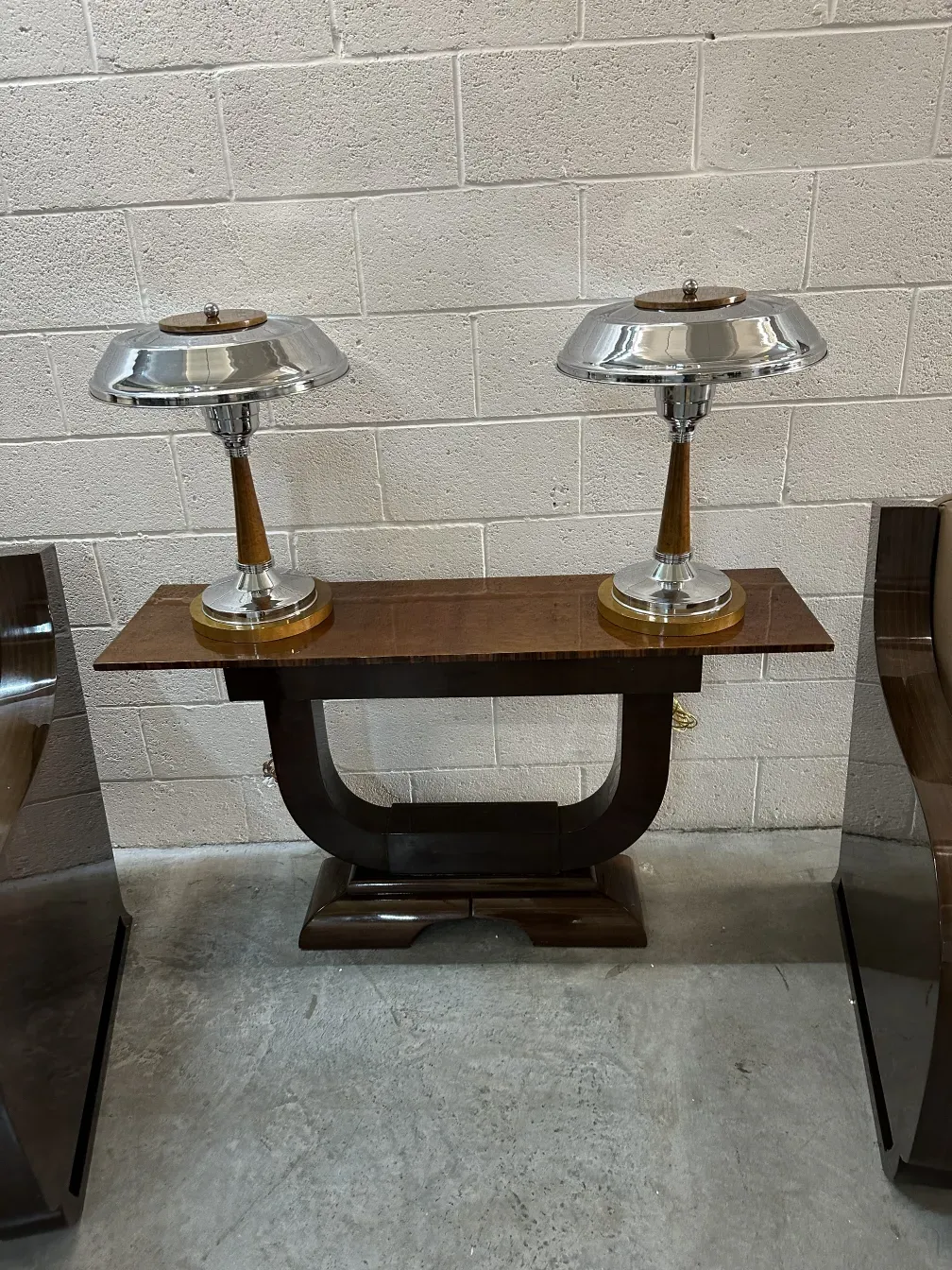 Antico tavolo console con luci brillanti e struttura elegante