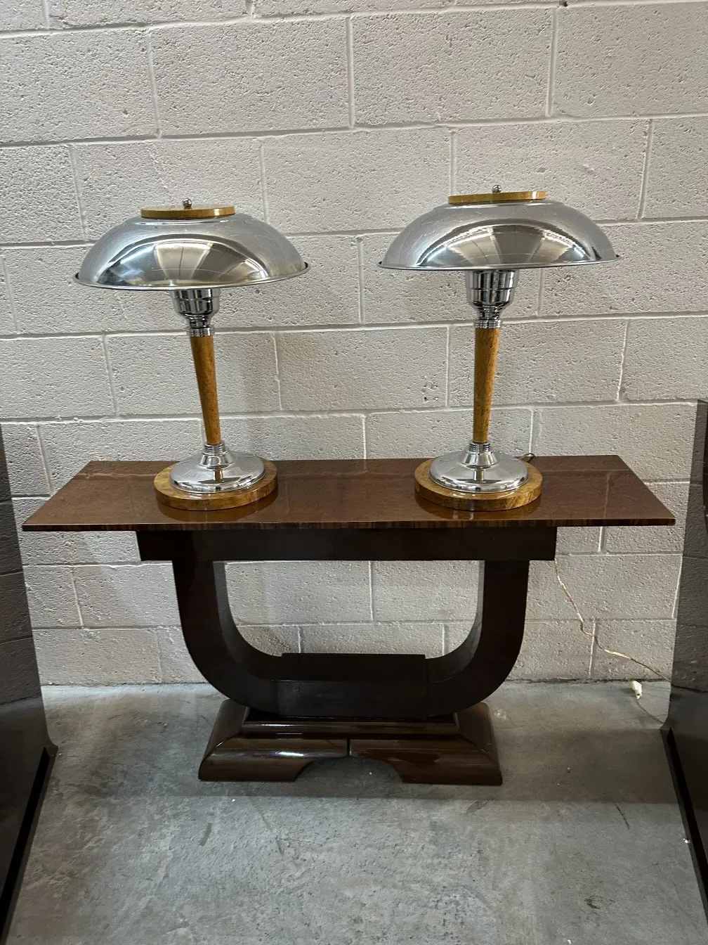 Antike Konsole mit modernen Lampen