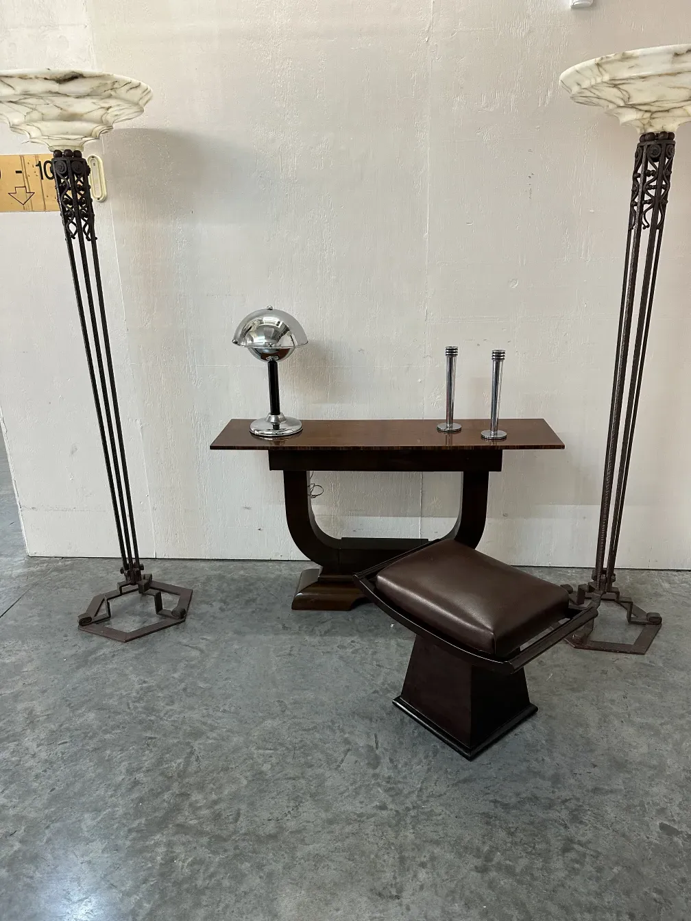 Console antica con design elegante e lampade