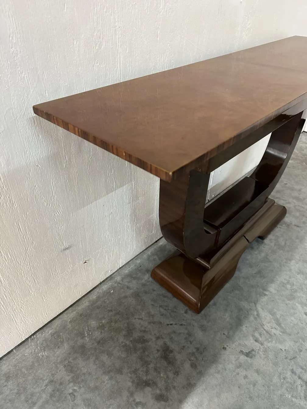 elegante console antica in un ambiente chiaro