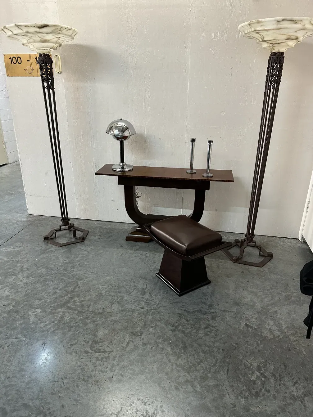 consol antique avec surface plate et jambes élégantes