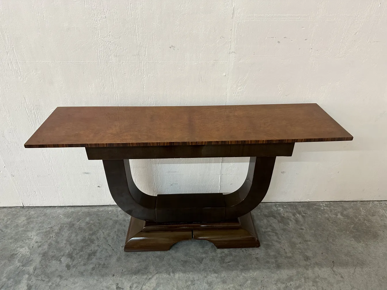 Dresuar ancien élégant avec un design épuré