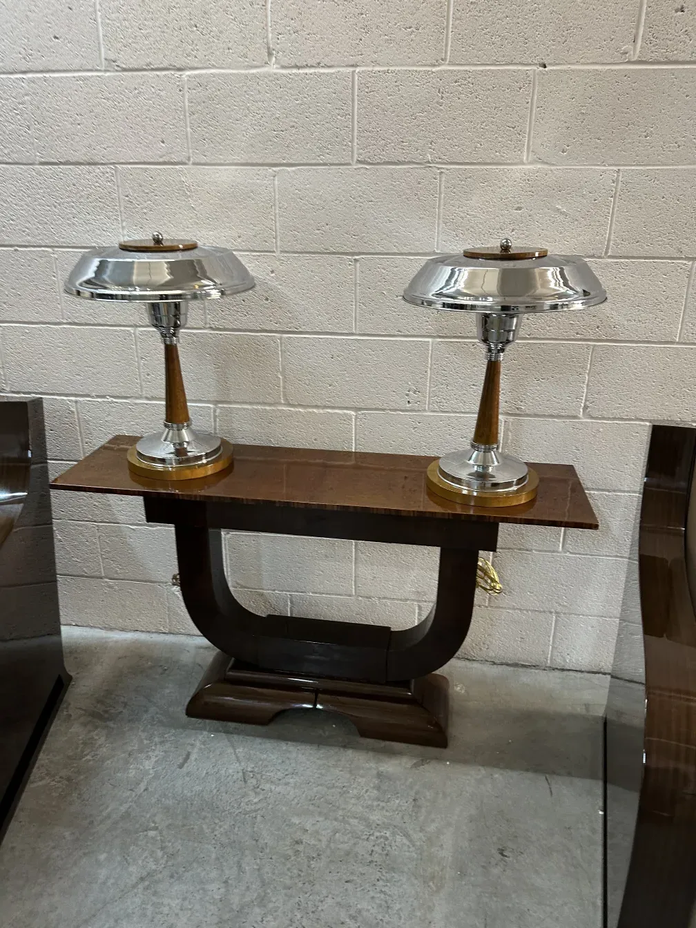 antica tavolo console con lampade luminose