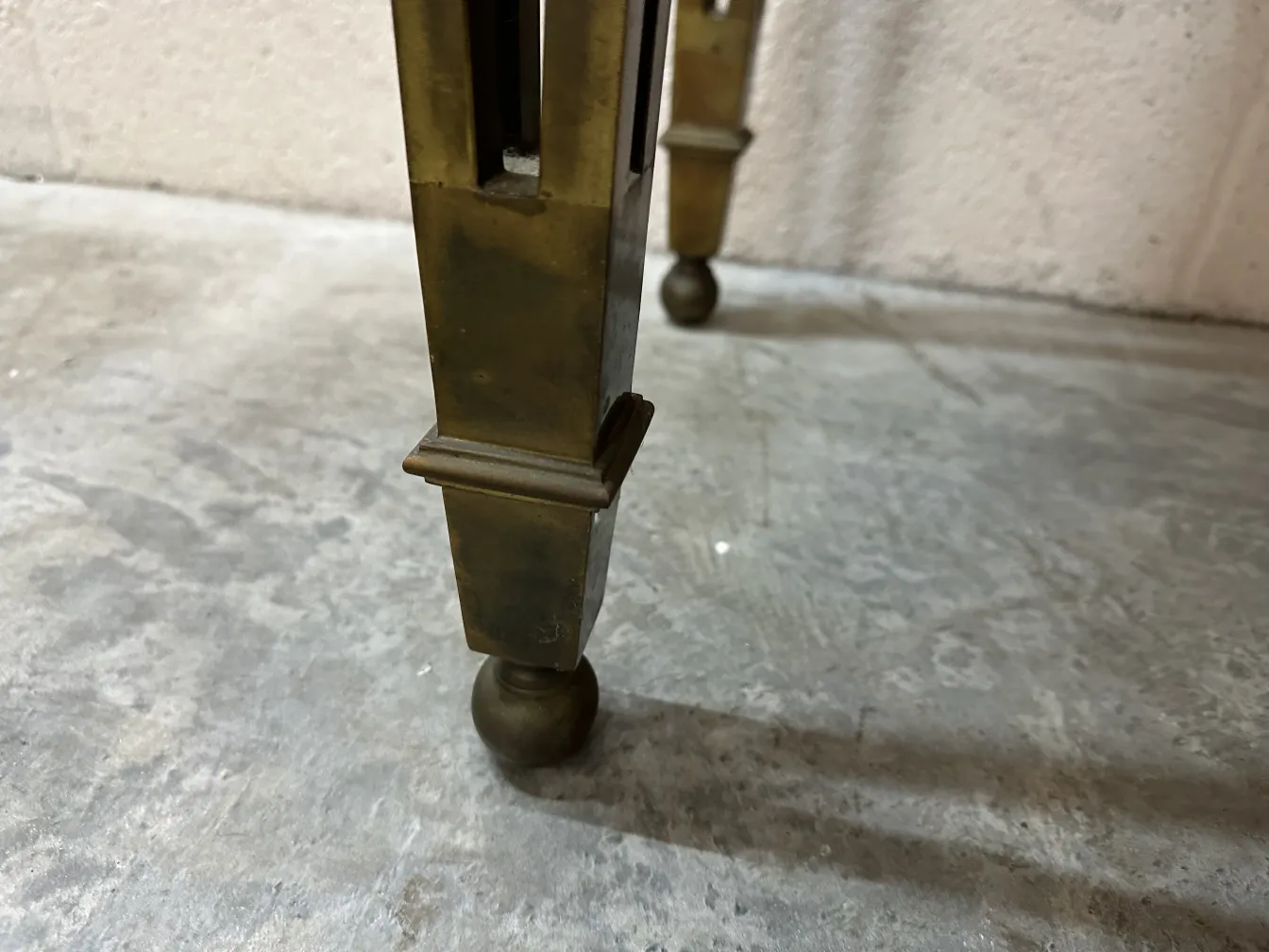 elegante antike Konsole mit stilvollen Beinen