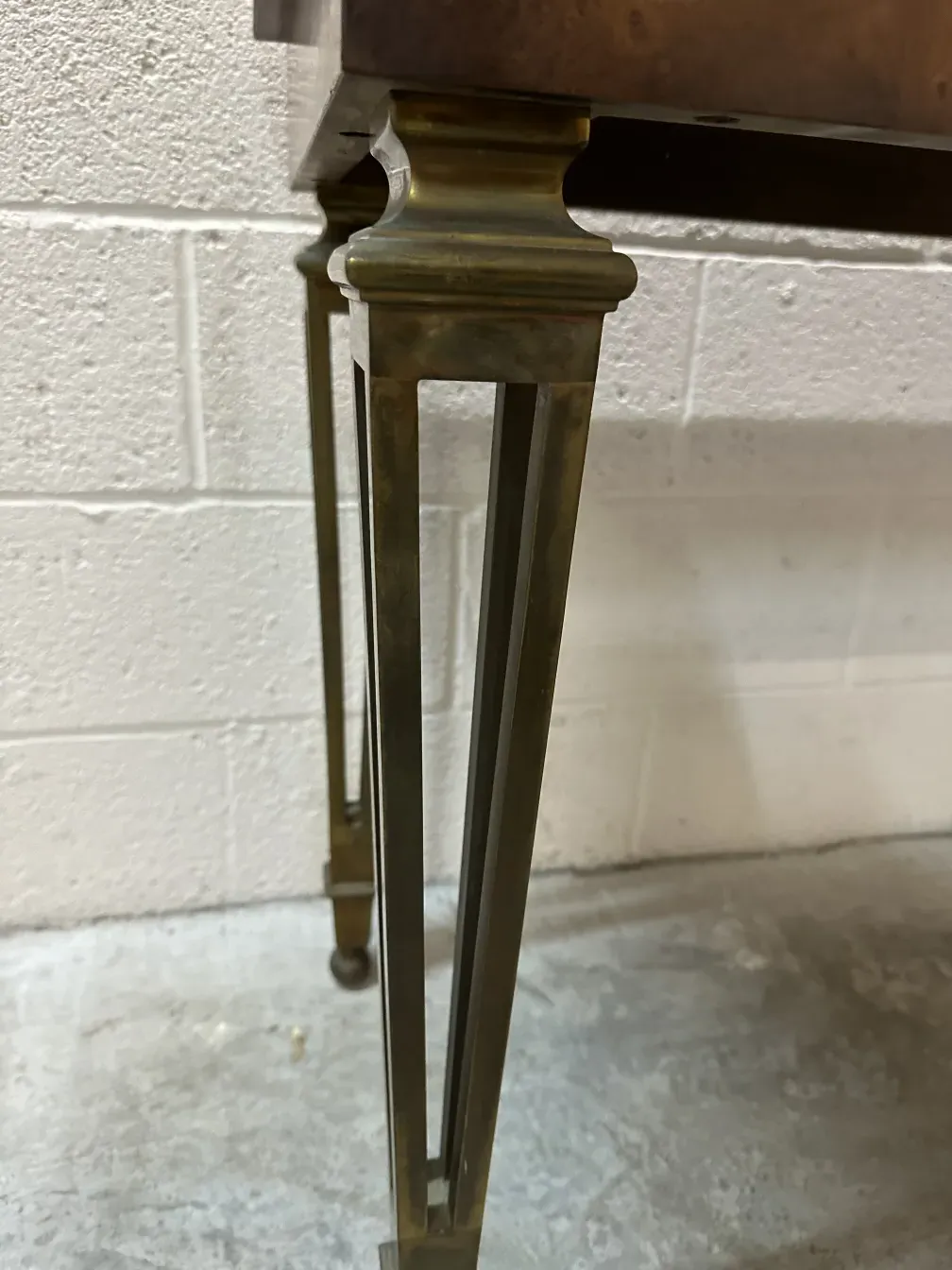 vista lateral de uma antiga consola com pernas elegantes