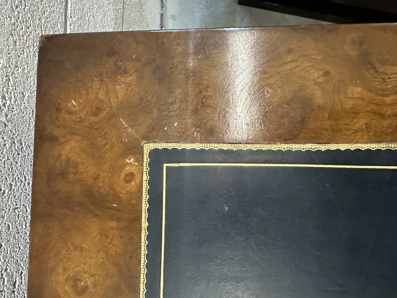 Ancienne console décorative avec des détails embossés et un design élégant.