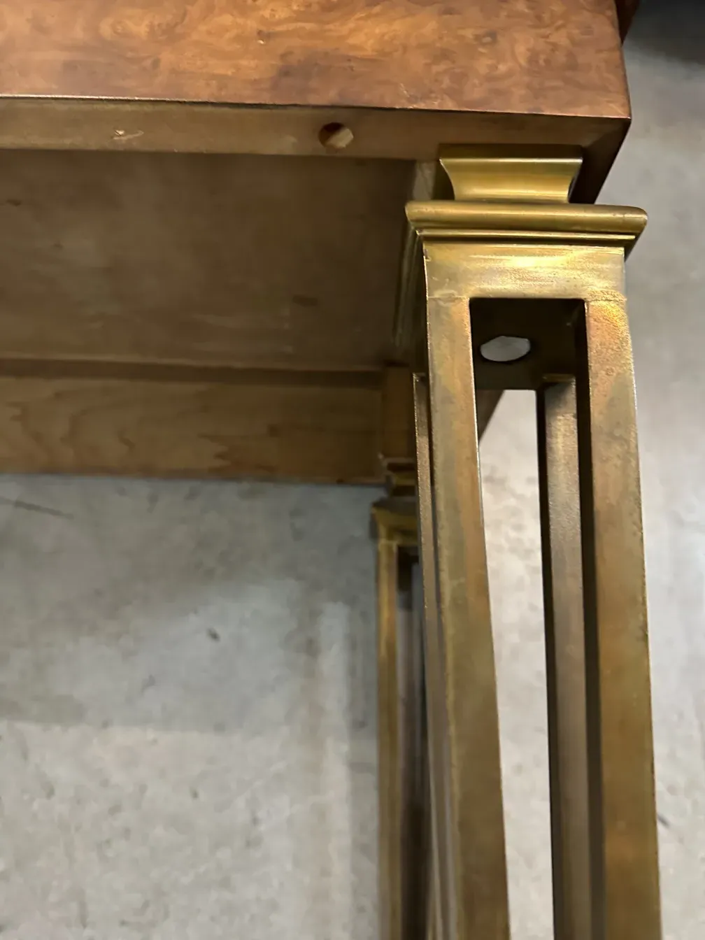 Obenansicht einer antiken Konsole mit auffälligen Details