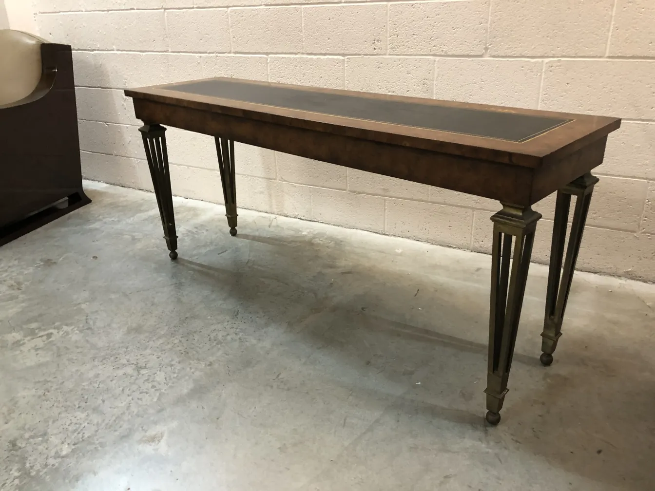 Consola antiga com pernas elegantes em um ambiente moderno.