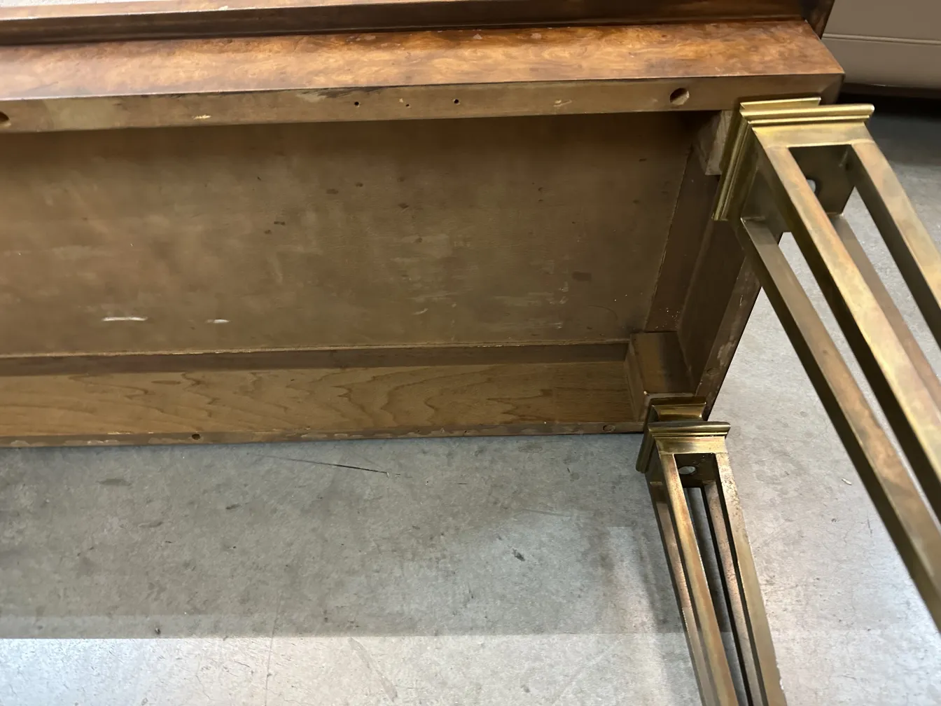 antigua consola con detalles dorados en la estructura