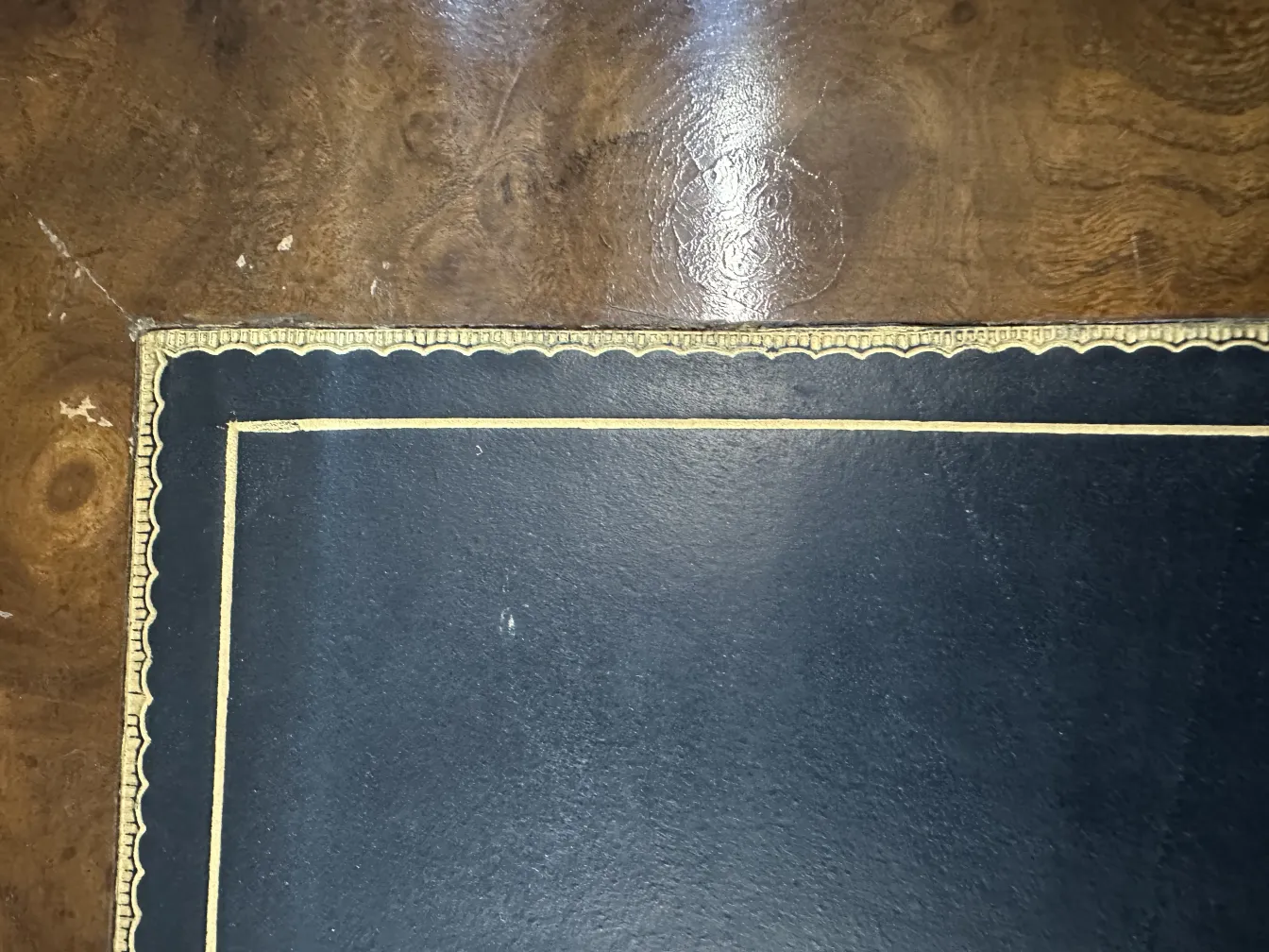 consola decorativa antiga com detalhes dourados