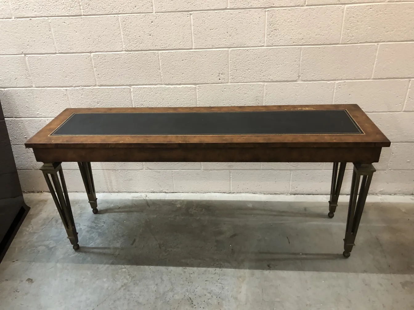 Античный дресуар с темным верхом и элегантными ногами