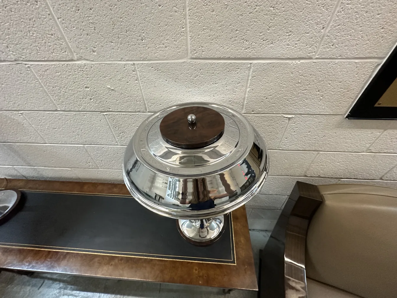 consola antiga sobre uma mesa com detalhes elegantes