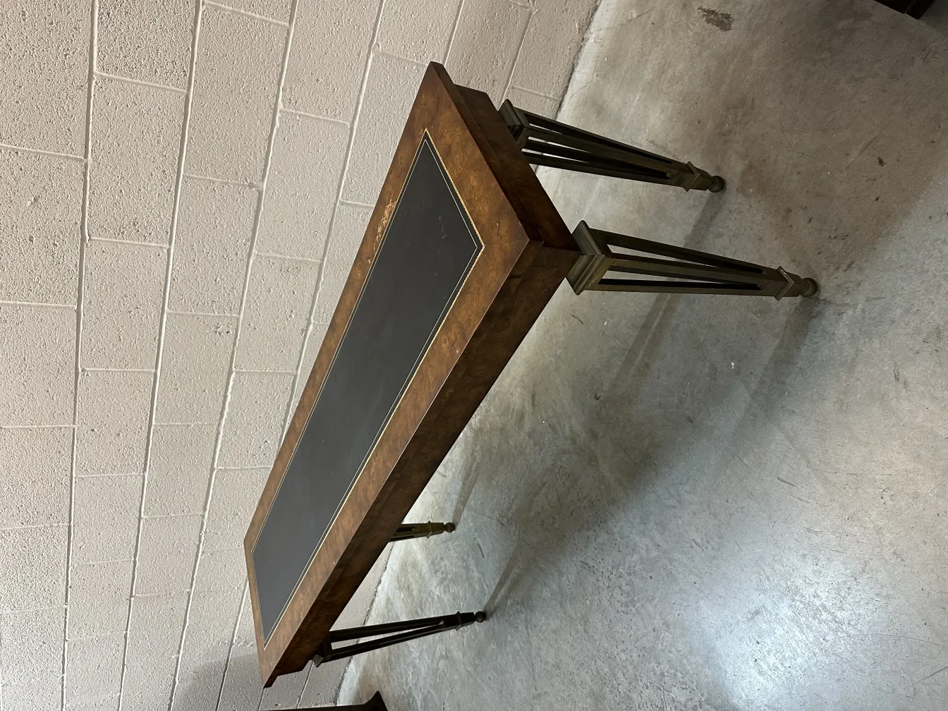 consola antigua elegante con patas de metal