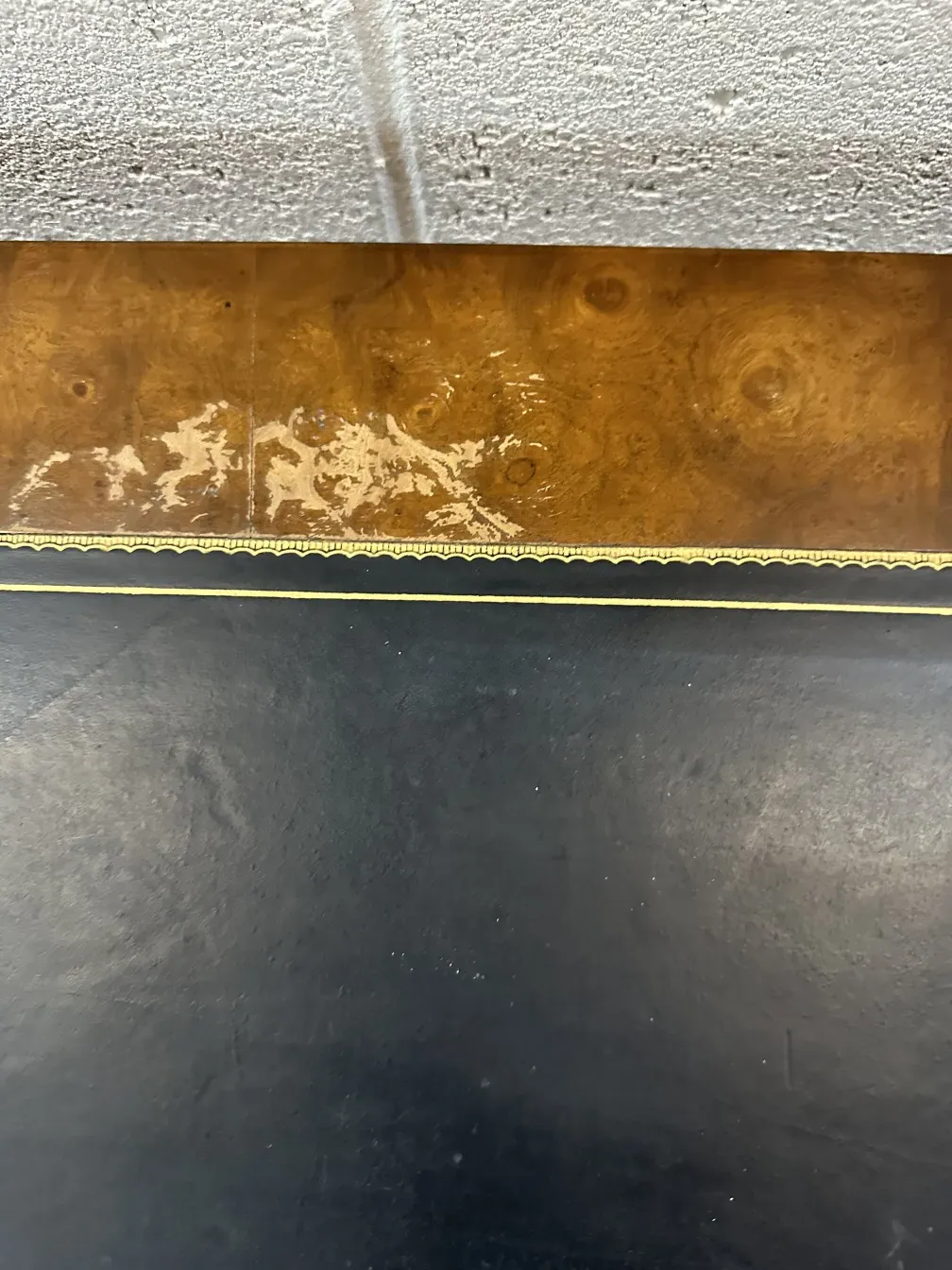 Античная декоративная консоль с изысканными деталями