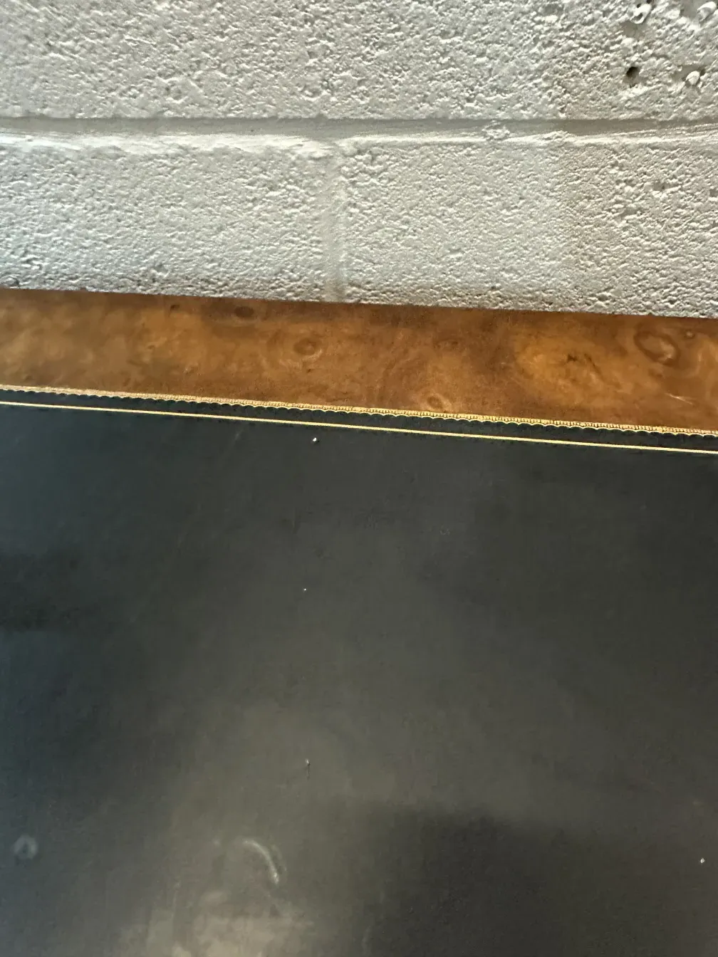 consola antigua decorativa en un ambiente neutro