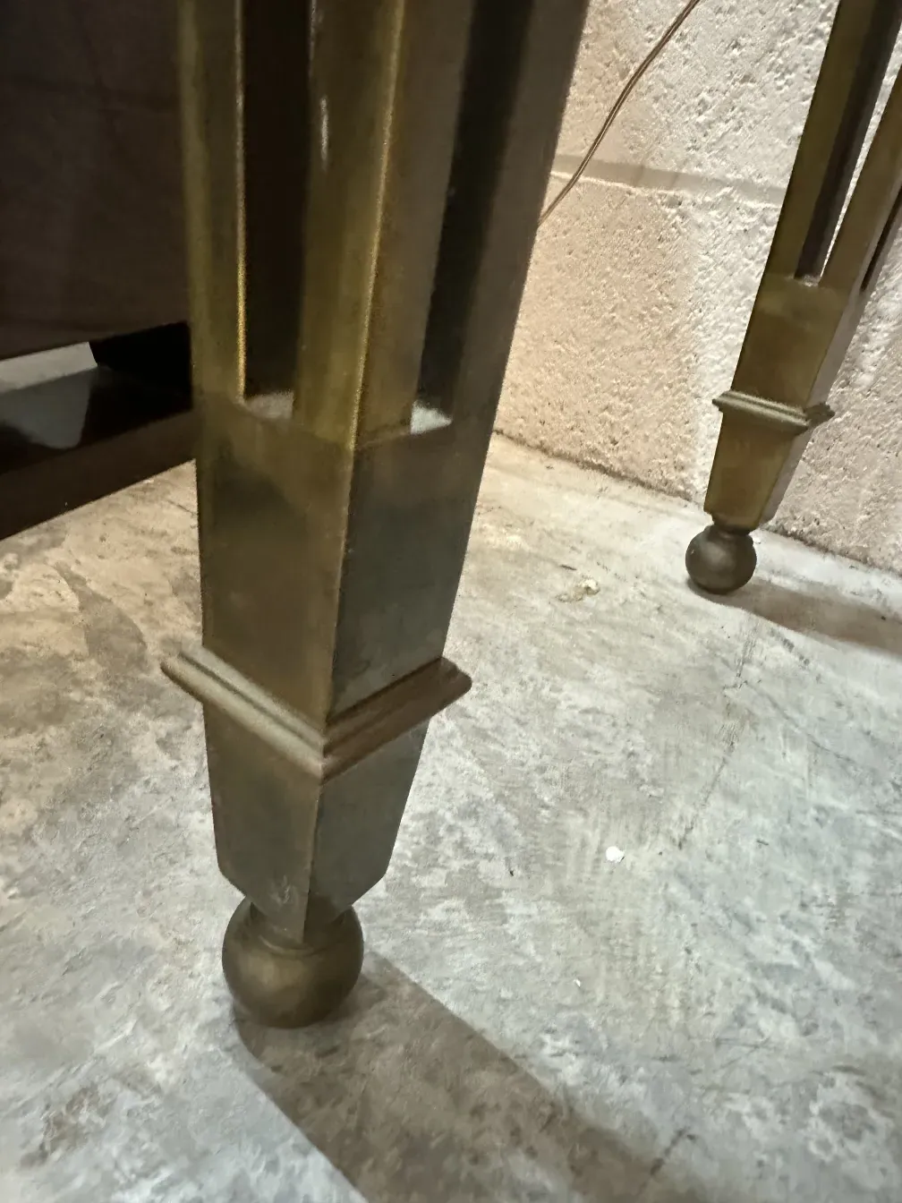 vue rapprochée d'une ancienne console avec des pieds décoratifs