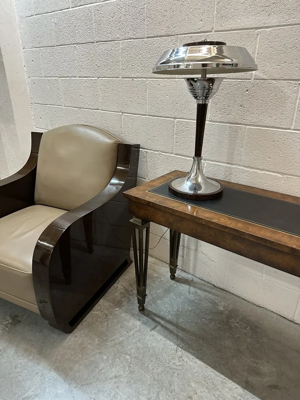 Antike Konsole mit dekorativem Design und Lampe