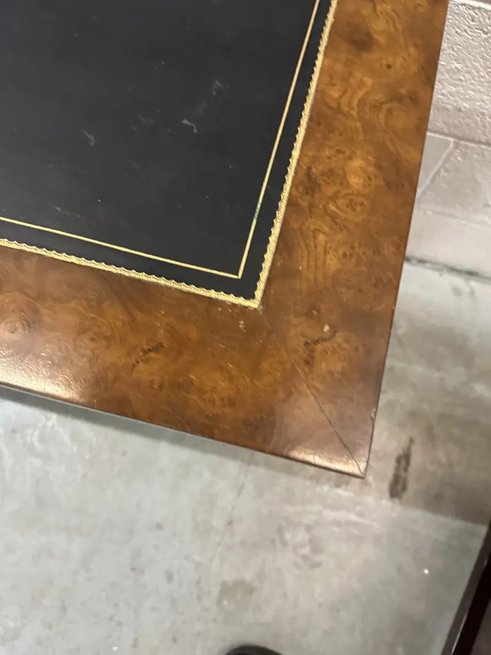 Antike Konsole mit schwarzer Oberfläche und goldenen Details